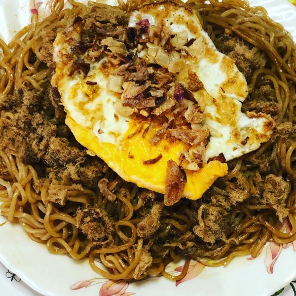 Kon-Loh-Mee-with-fried-egg.jpg